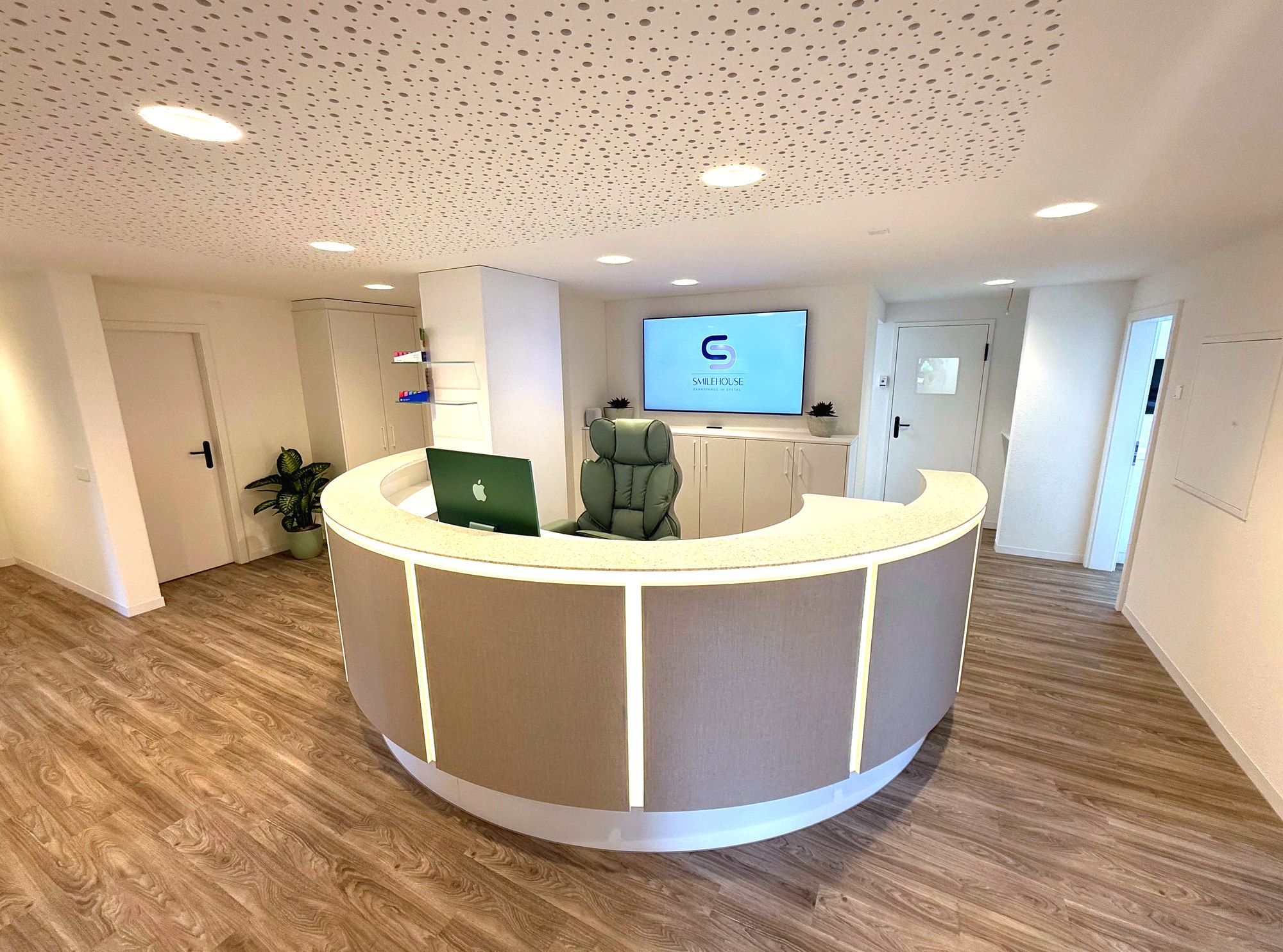 Reception area at the SmileHouse practice in Hitzkirch