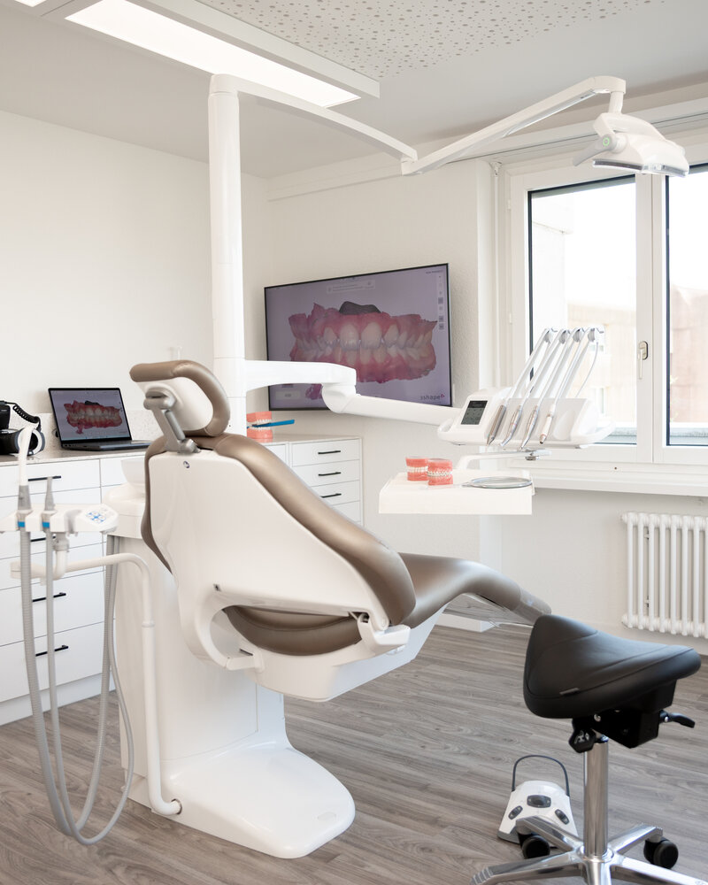 Modernes Behandlungszimmer mit digitalem Zahnscan bei SmileHouse in Hitzkirch